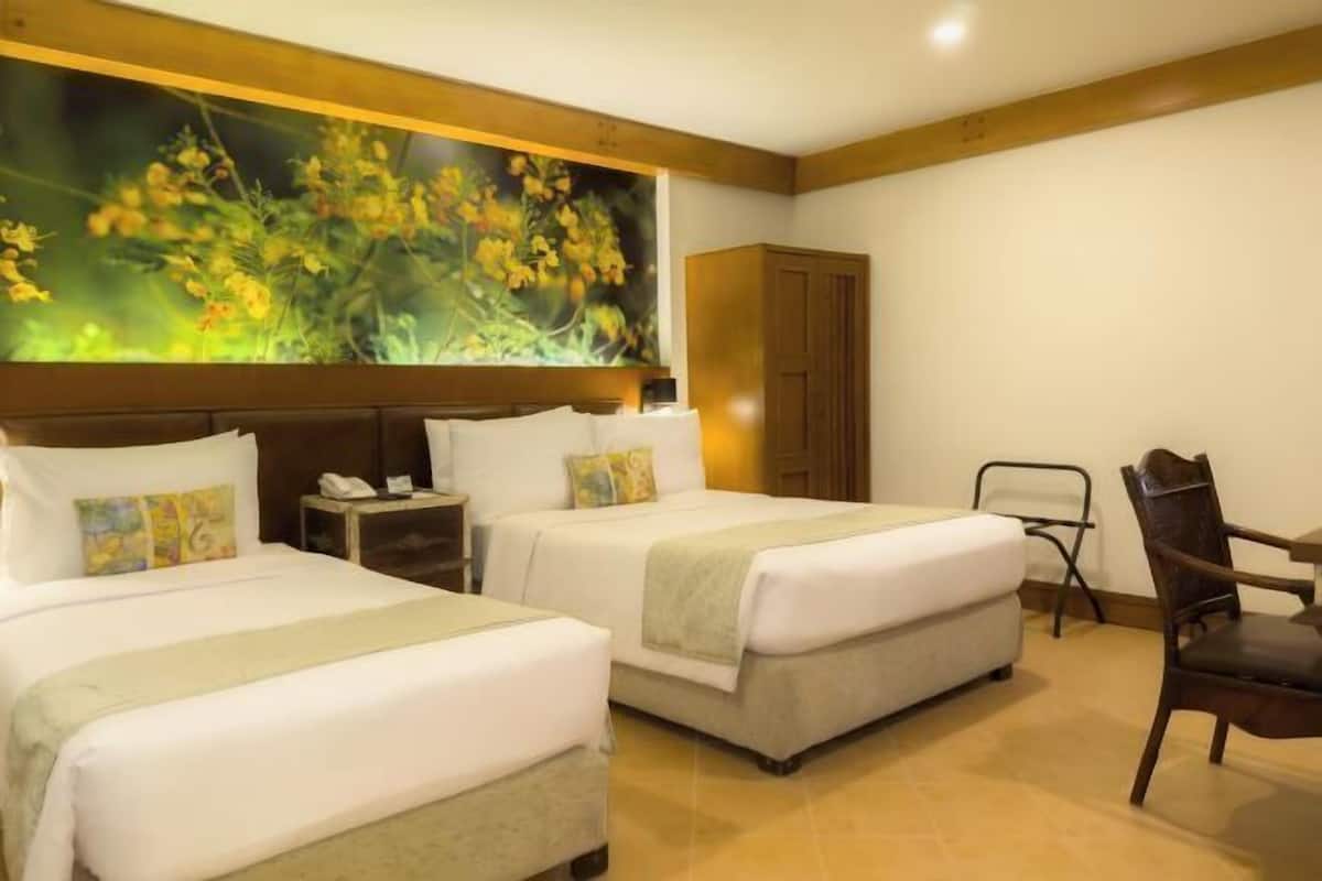 1 dormitorio, minibar, caja fuerte y escritorio