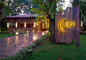 Bar (on property) - Costabella Tropical Beach Hotel (Lapu-Lapu)