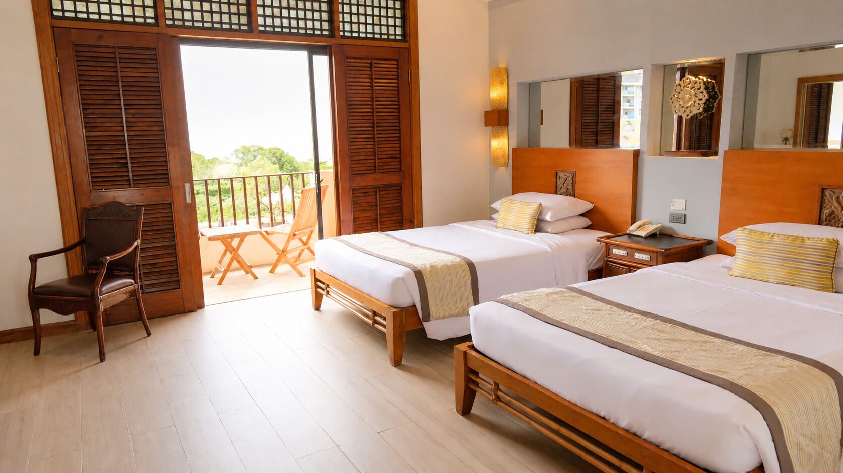 Premiere Deluxe Poolside | 1 quarto, frigobar, cofres nos quartos, escrivaninha