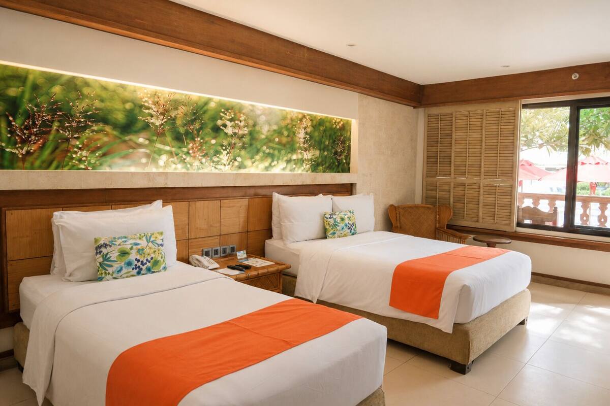 Quarto luxo, 1 quarto, para não fumantes, sacada (Poolside) | 1 quarto, frigobar, cofres nos quartos, escrivaninha