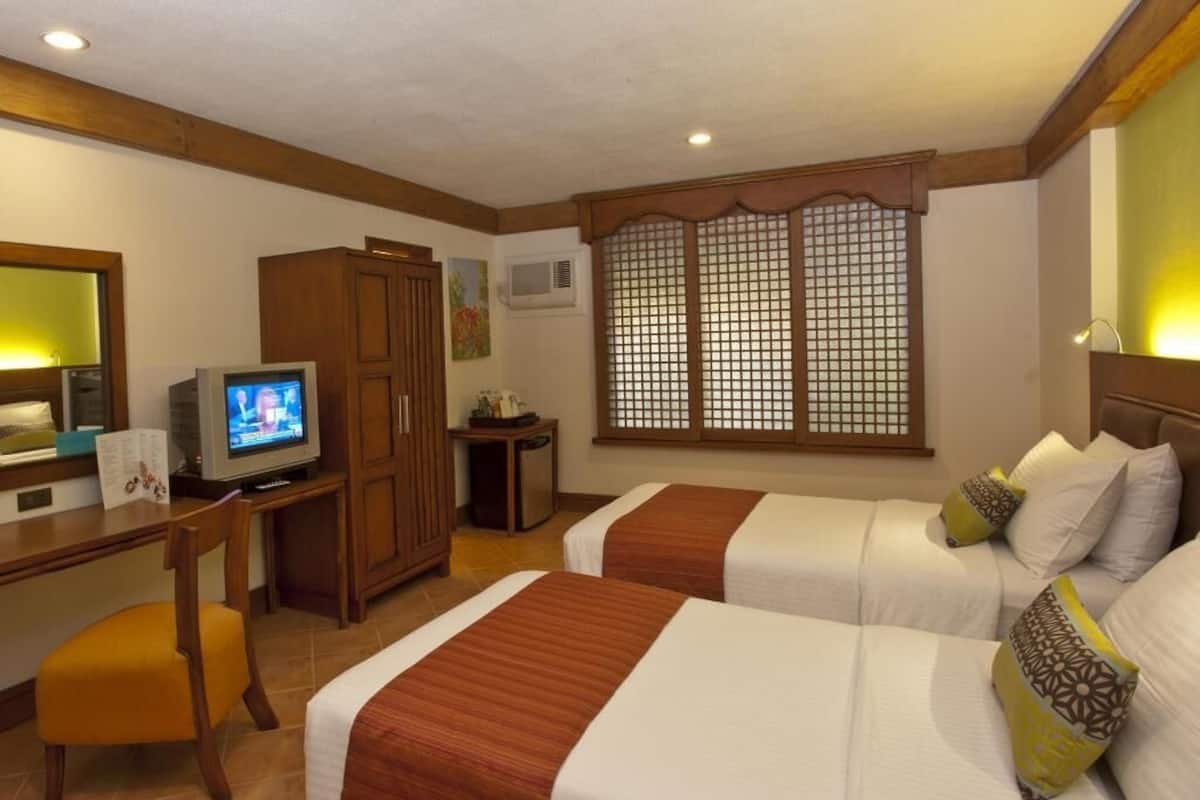 1 quarto, frigobar, cofres nos quartos, escrivaninha