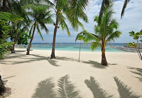Playa privada, arena blanca, sillas reclinables de playa