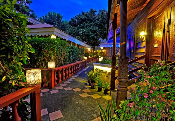Terrace/patio - Costabella Tropical Beach Hotel (Lapu-Lapu)