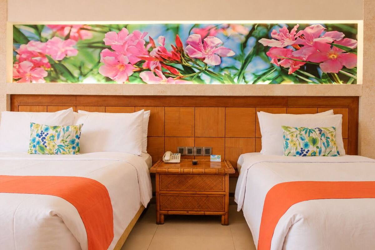 Quarto luxo, 1 quarto, para não fumantes, vista para a piscina | 1 quarto, frigobar, cofres nos quartos, escrivaninha