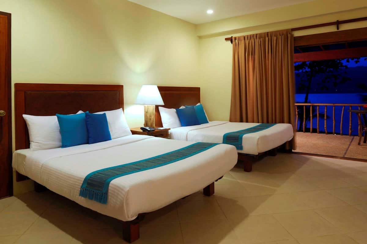 Deluxe Room, Sea View | Minibar, in-room safe, desk