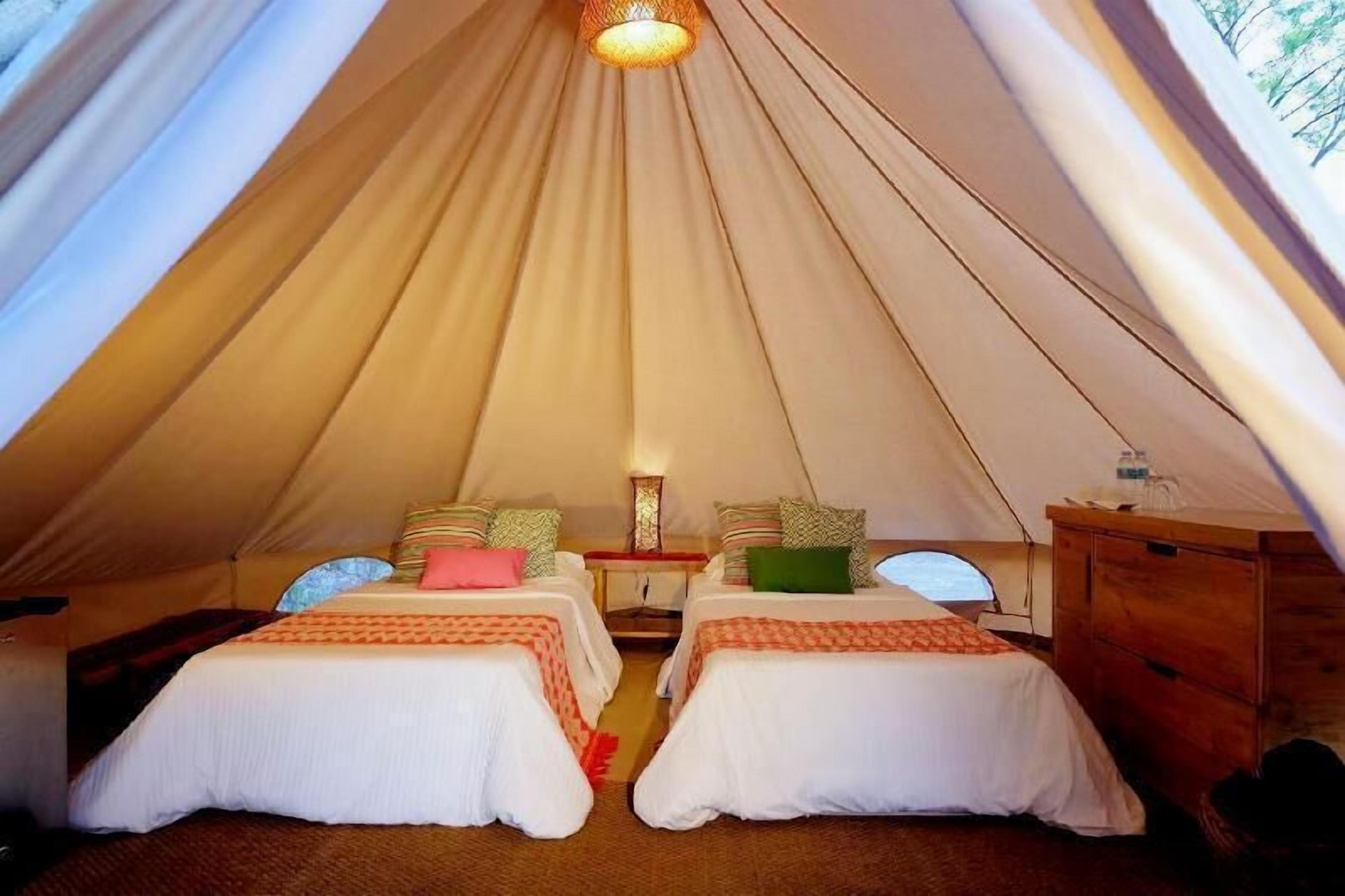 Minibar, coffres-forts dans les chambres, bureau