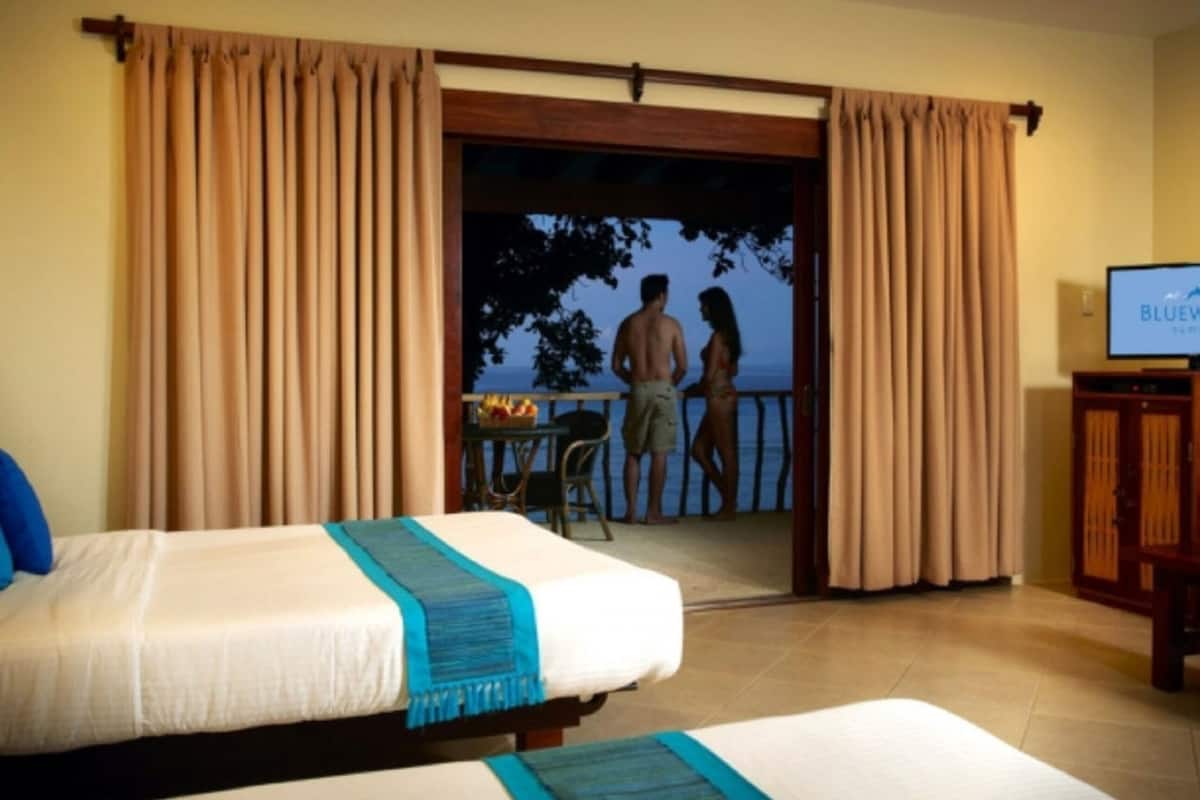 deluxe room, sea view | minibar, in-room safe, desk