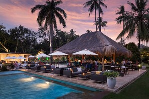 Poolside bar - Atmosphere Resorts & Spa (Dauin)