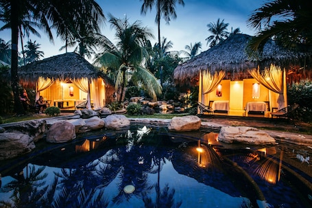 Couples treatment rooms, hot tub, body treatments, aromatherapy