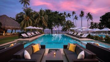 Bar en bord de piscine