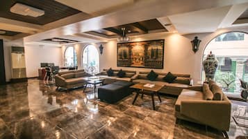 Lobby lounge