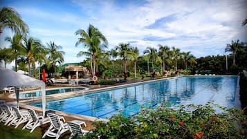2 piscinas externas, funciona das 7h às 21h, guarda-sóis