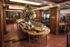 Breakfast, lunch and dinner served - The Legend Villas (Pasig)