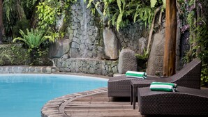 Outdoor pool - The Legend Villas (Pasig)