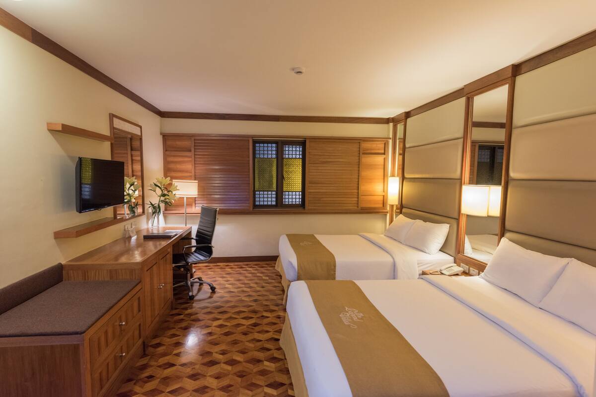 Minibar, in-room safe, desk, WiFi (free)