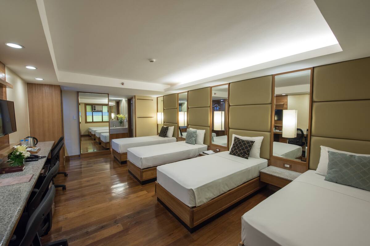 Quadruple Room | Minibar, in-room safe, desk, WiFi (free)