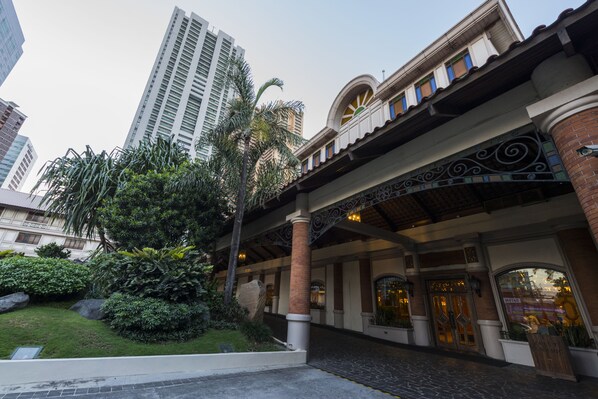 Property entrance - The Legend Villas (Pasig)