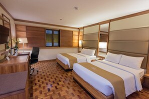 Minibar, in-room safe, desk, free WiFi - The Legend Villas (Pasig)