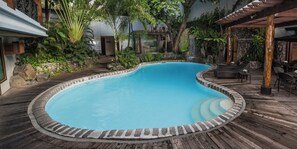 Outdoor pool - The Legend Villas (Pasig)