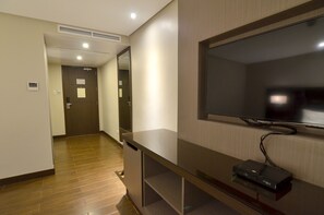 Deluxe Room, 1 King Bed | Air conditioning - Pearl Garden Hotel (Manila)