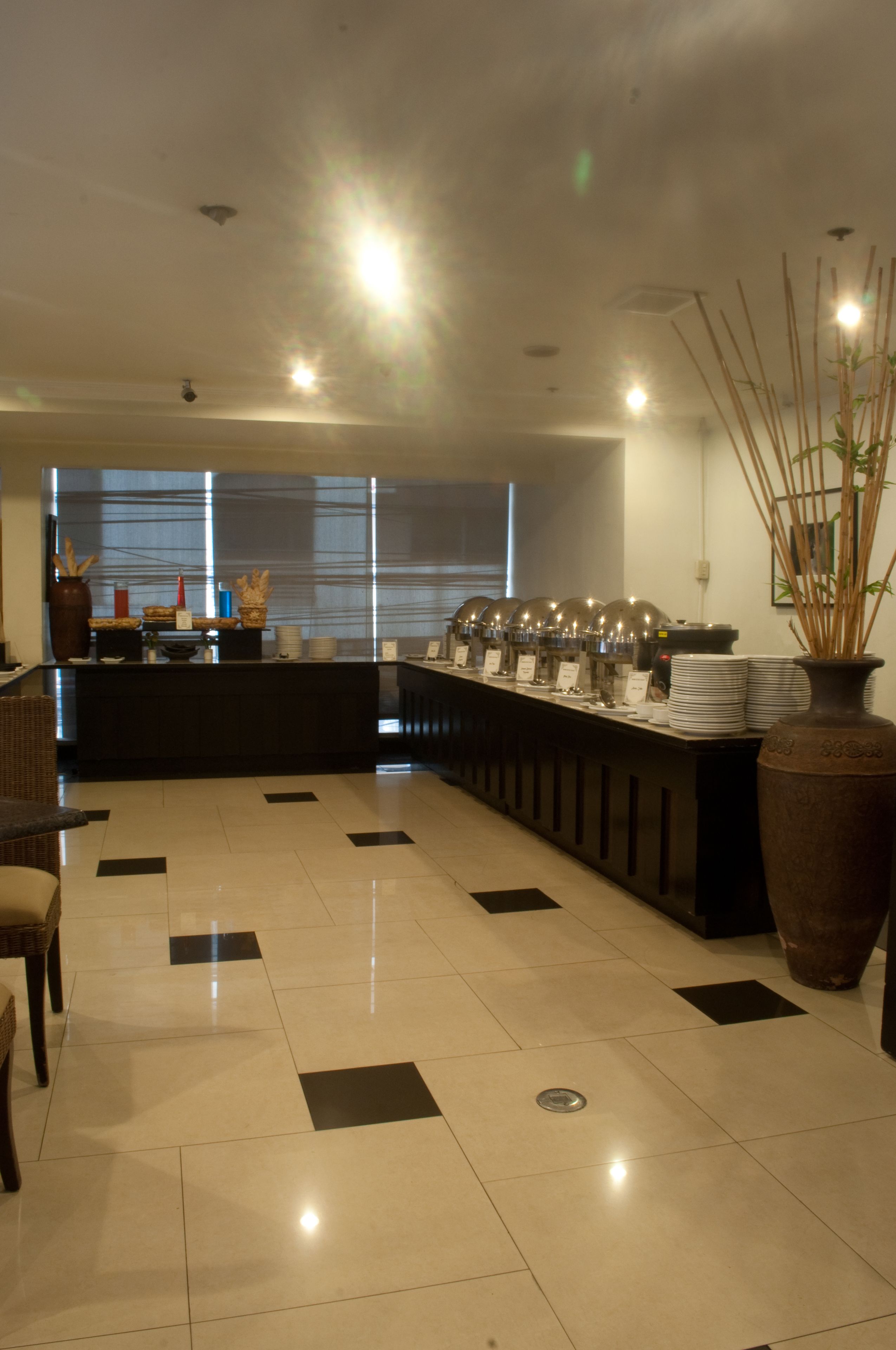 Eine Hotelhalle mit Rezeption, Buffet und Sitzgelegenheiten.