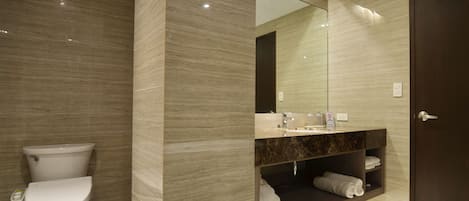 Executive Suite, 1 King Bed | Bathroom
