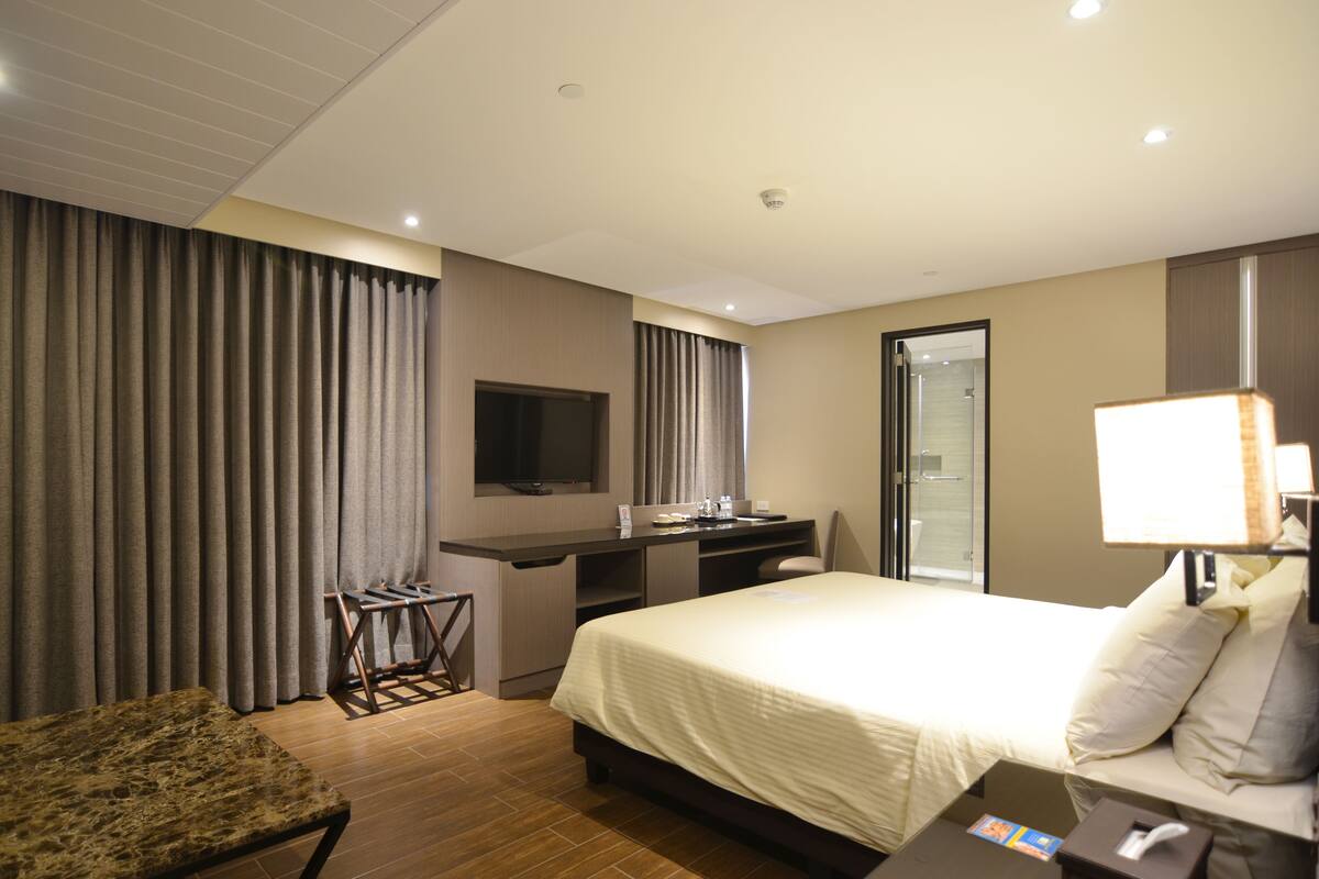 Executive Suite, 1 King Bed | In-room safe, desk, blackout drapes, WiFi (free)