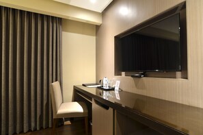 Standard Room, 1 Double Bed, Non Smoking | In-room safe, individually furnished, desk, blackout drapes - Pearl Garden Hotel (Manila)