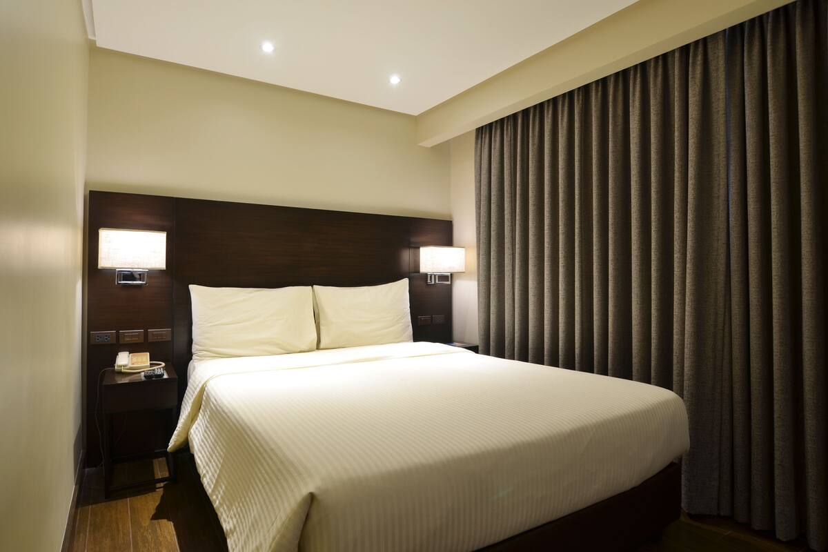 Standard Room, 1 Double Bed, Non Smoking | In-room safe, desk, blackout drapes, WiFi (free)