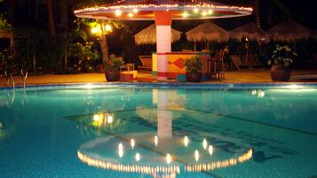 2 Außenpools, Sonnenschirme, Liegestühle