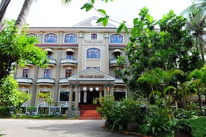Un edificio de varios pisos con un letrero que dice 'VINH SUONG SEASIDE'.