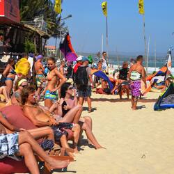 Plage, sable blanc, chaises longues, parasols