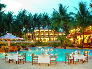 2 restaurantes, se sirven desayunos, comidas, cenas y cocina vietnamita