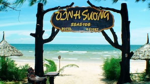 A beach entrance sign for a hotel and resort named "PONH SONGO" with a view of the ocean. - Vinh Suong Seaside (Mui Ne)