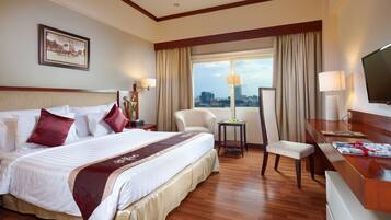 Deluxe Business King | Meja kerja, ruang kerja ramah laptop, dan kedap suara