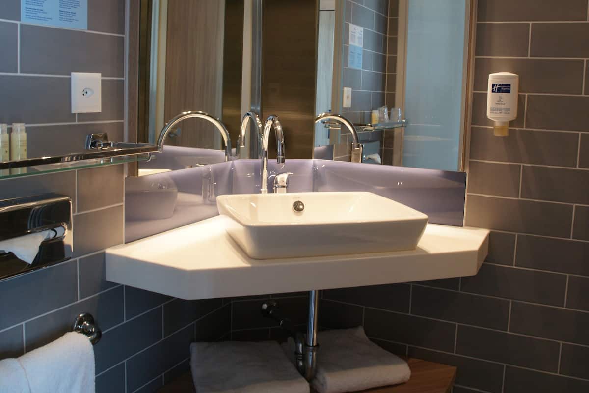 standard room, 2 single beds | in-room safe, desk, blackout curtains, soundproofing