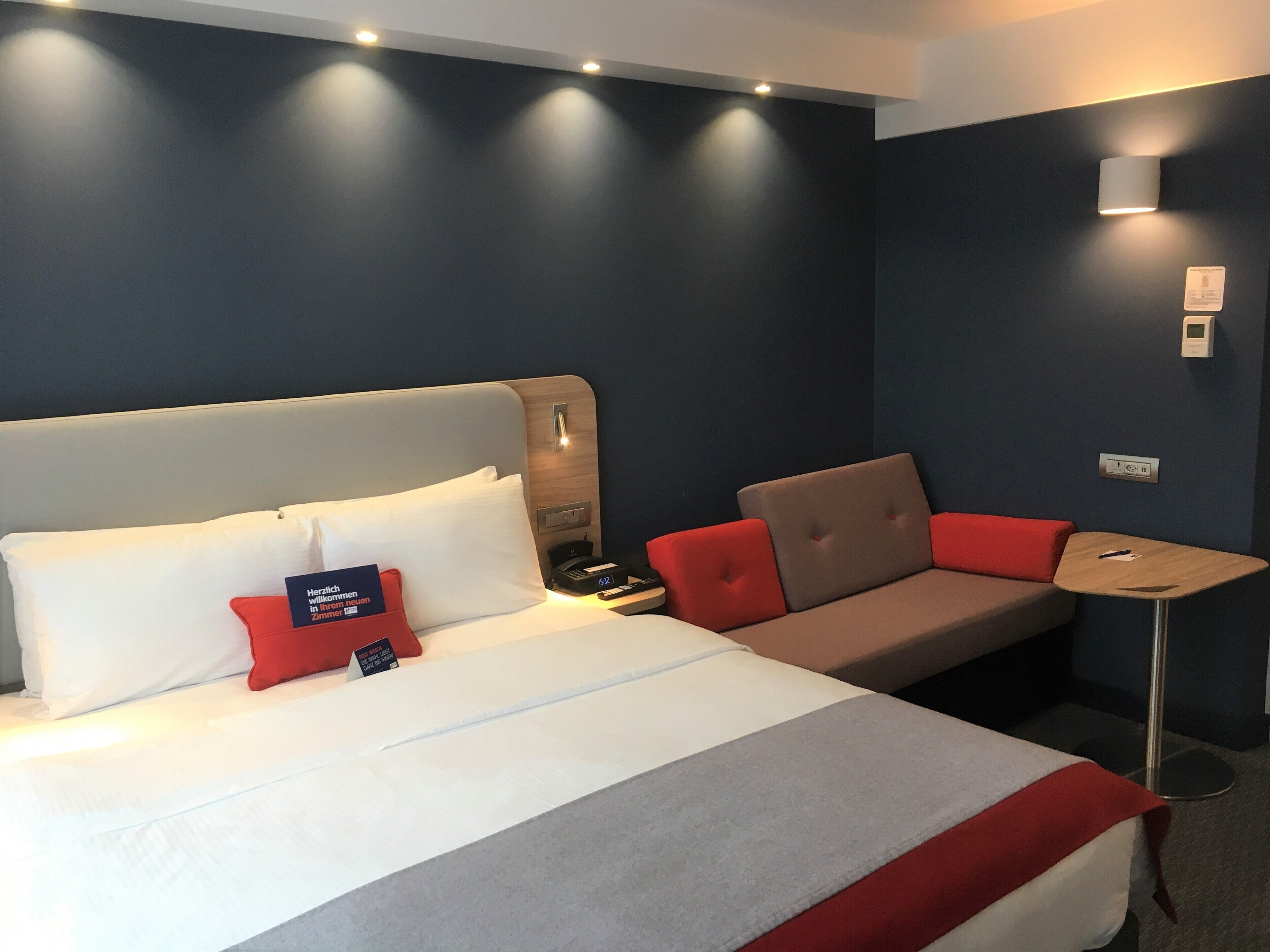 Cofres nos quartos, escrivaninha, cortinas blackout
