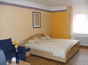 Minibar, in-room safe, desk, iron/ironing board - Hotel Zum Stern (Schweich)