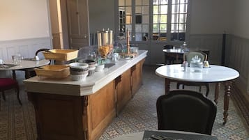 Desayuno buffet diario (EUR 14 por persona)