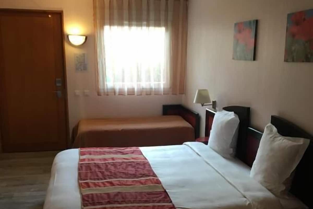 Double Room Single Use | Peti besi dalam bilik, meja, kalis bunyi, katil bayi/kot (percuma)