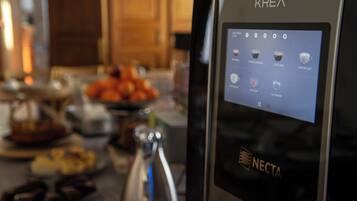 Una macchina per caffè con un display digitale del menu.