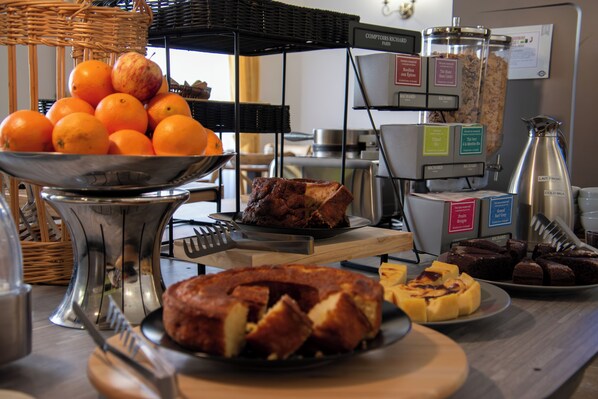 Daily buffet breakfast (EUR 9 per person) - Le Saint Nicolas (Bar-sur-Aube)