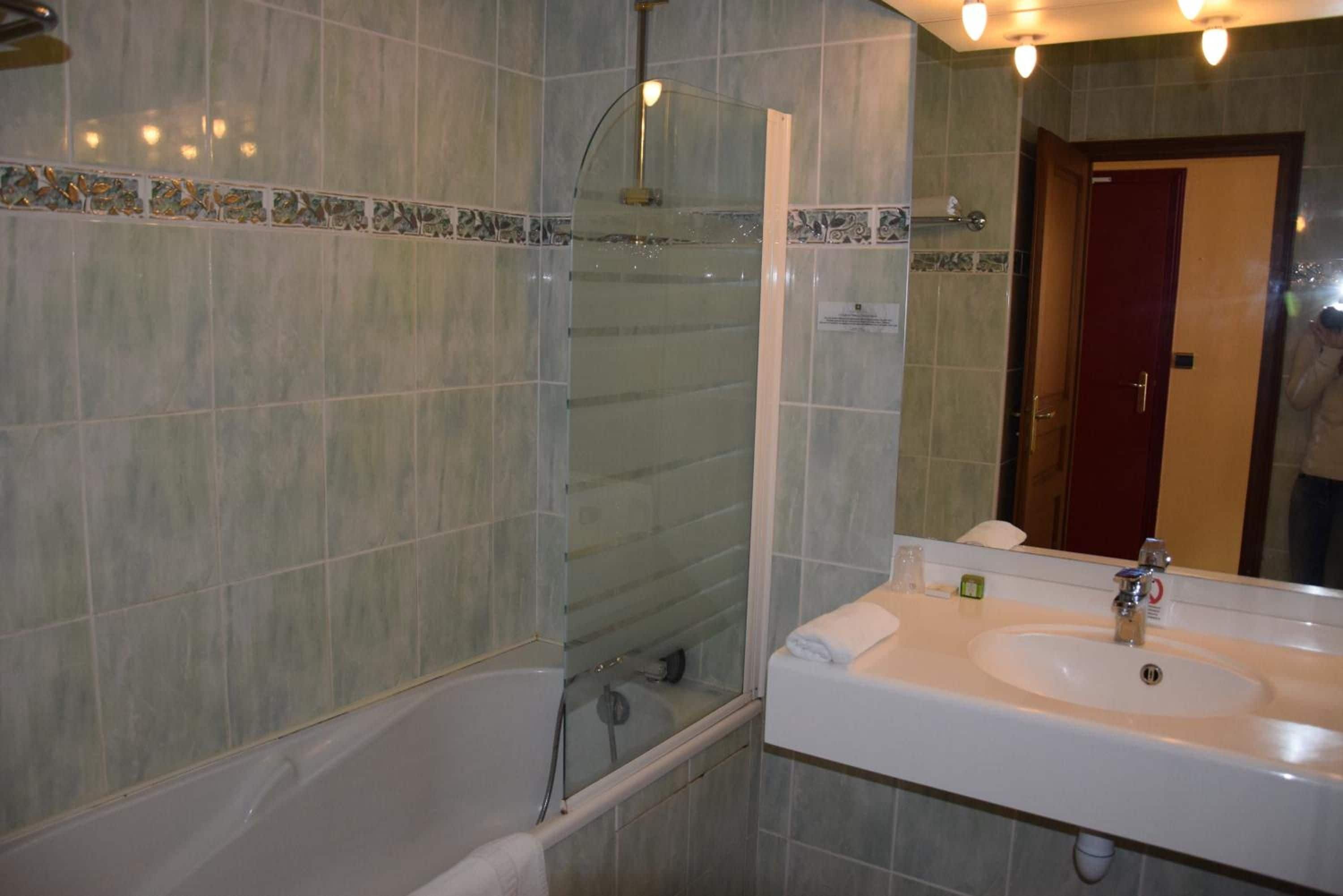 Ein Badezimmer mit einer Badewanne, einer Dusche und einem Waschbecken.