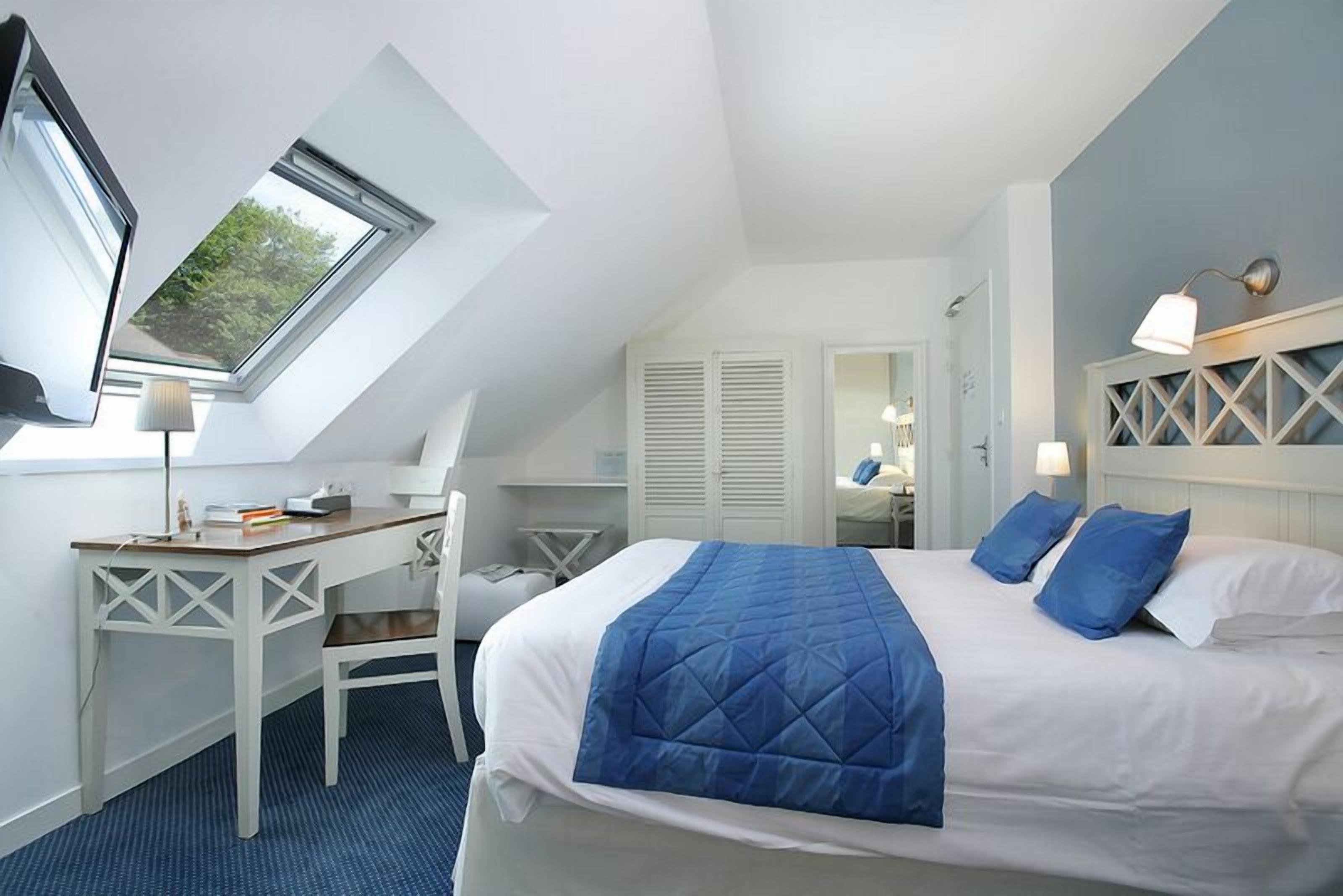 grand double room (comfort) | desk, free wifi, bed sheets