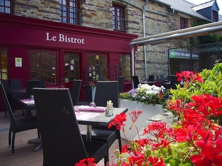 Restaurante al aire libre. Hotel Le Relais De Broceliande