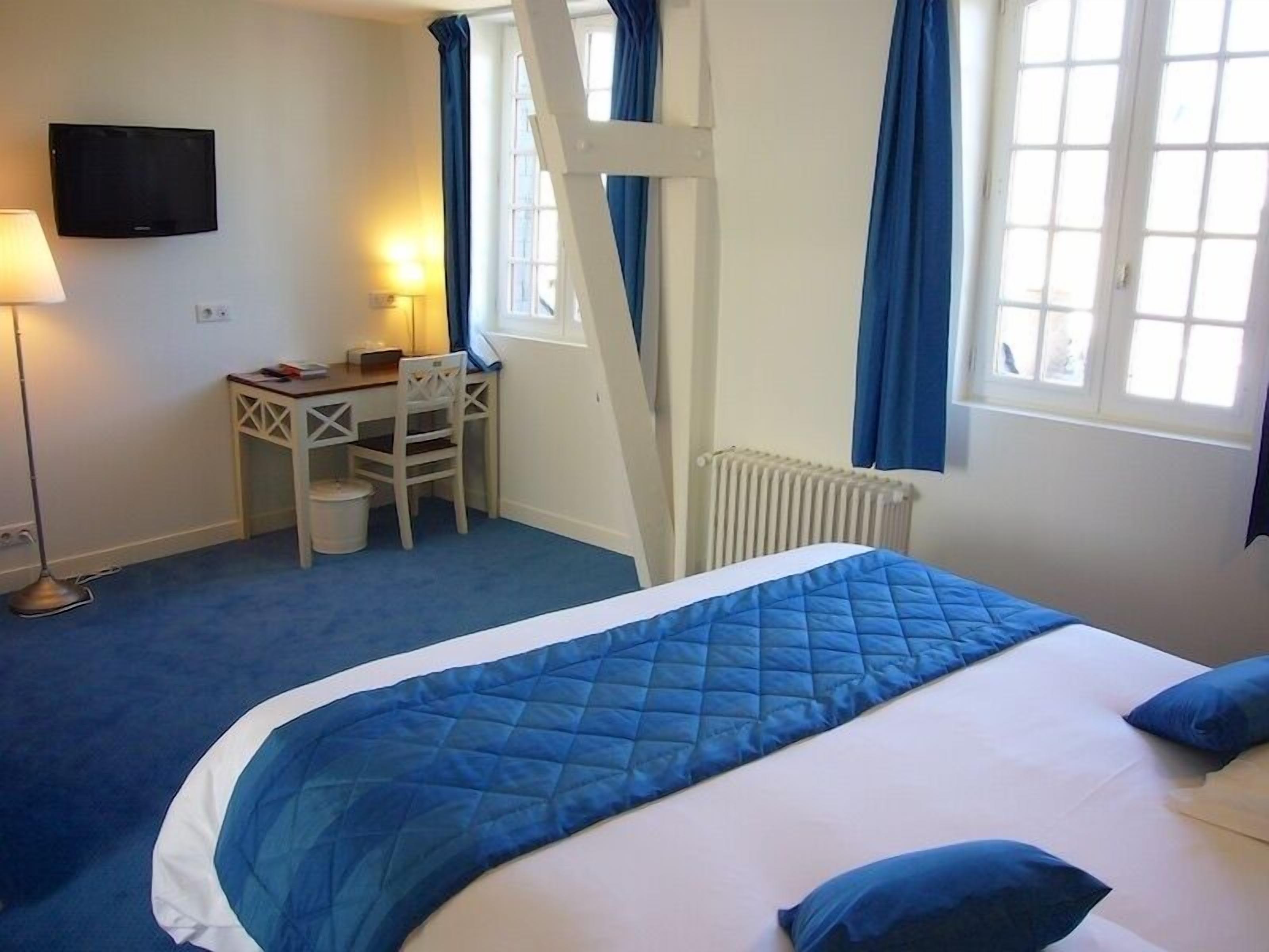 grand double room (comfort) | desk, free wifi, bed sheets