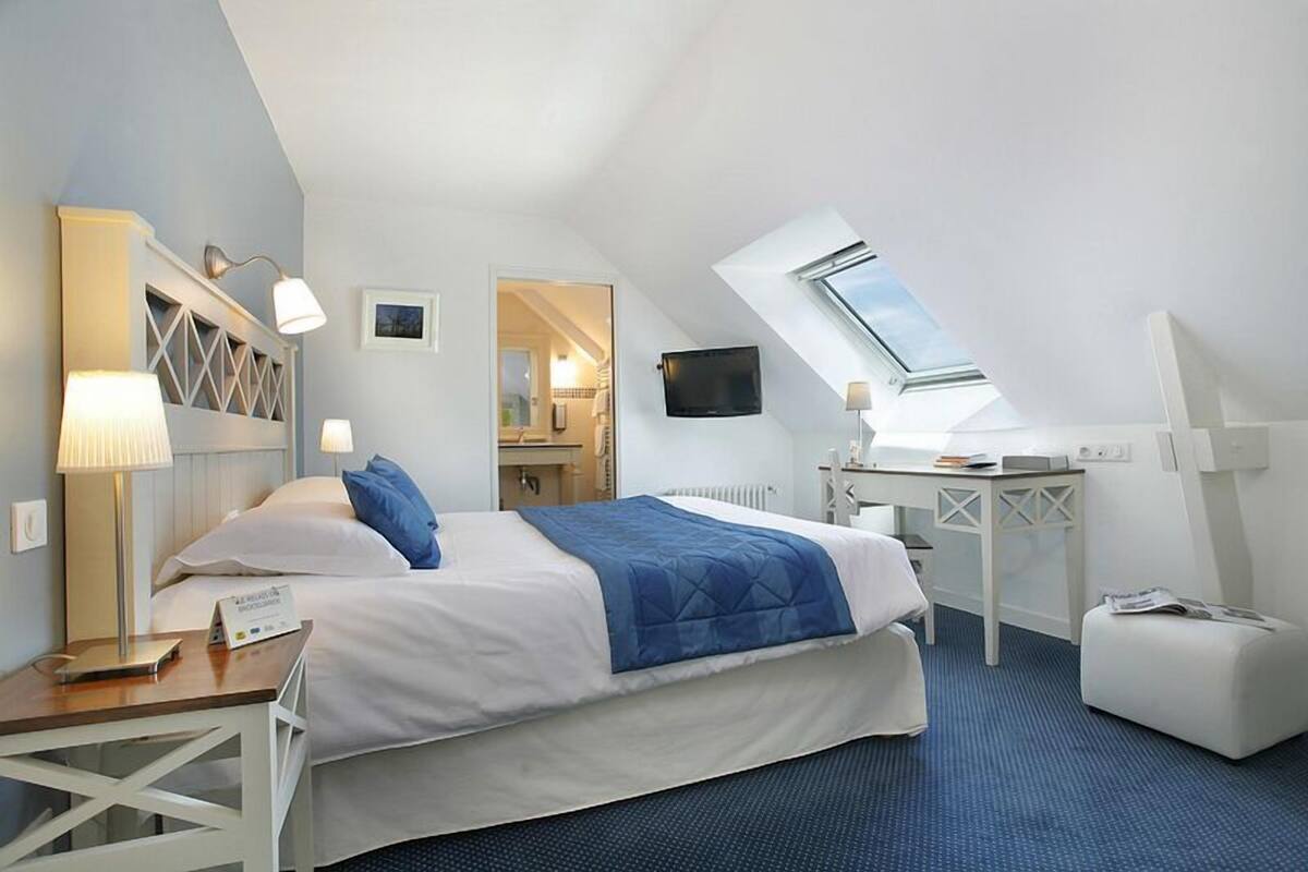 grand double room (comfort) | desk, free wifi, bed sheets