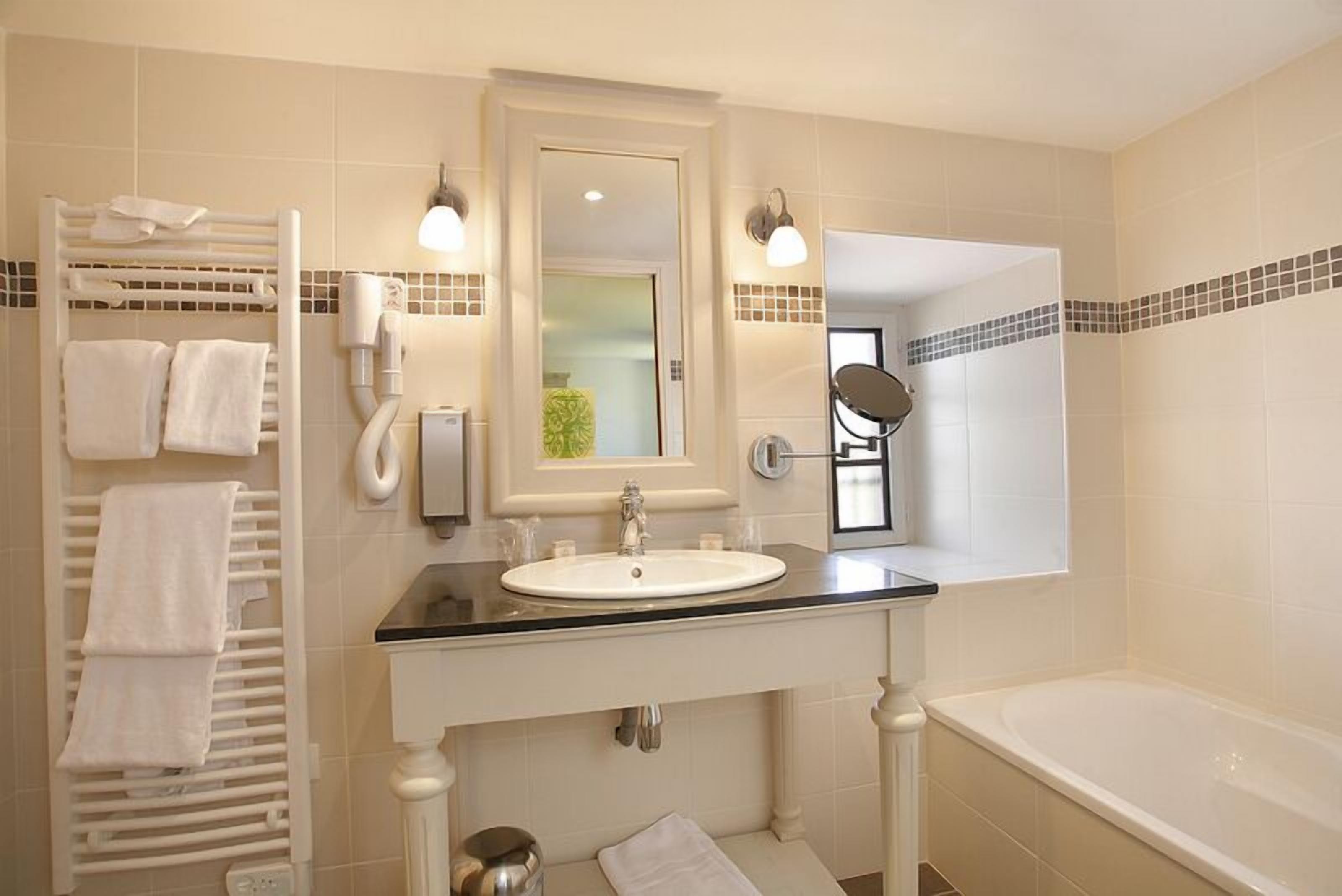 superior double room | bathroom | combined shower/bathtub, hair dryer