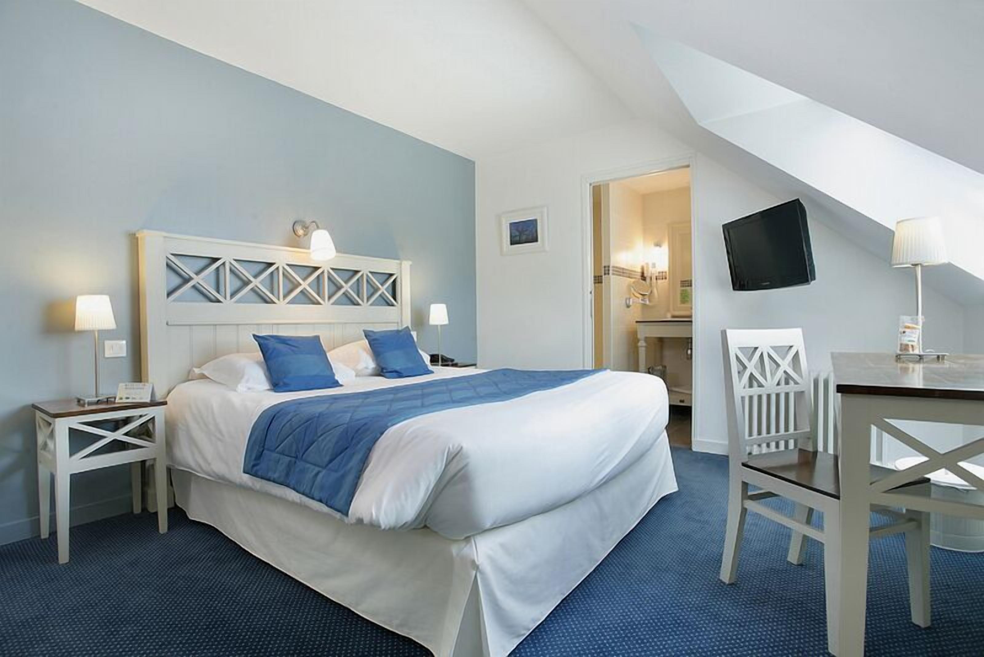 grand double room (comfort) | desk, free wifi, bed sheets