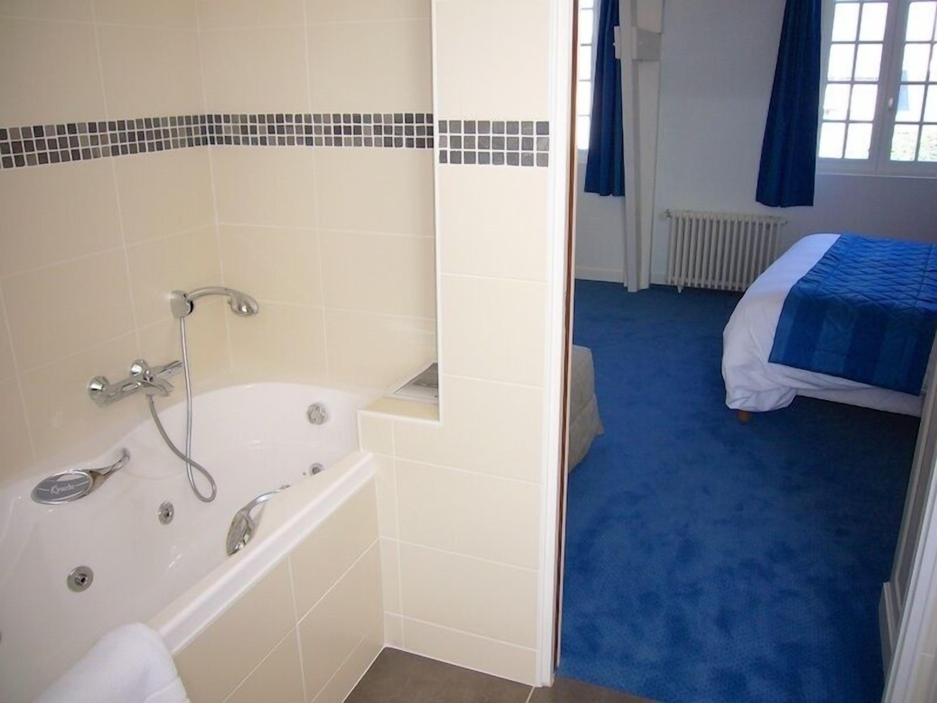 grand double room (comfort) | bathroom | combined shower/bathtub, hair dryer
